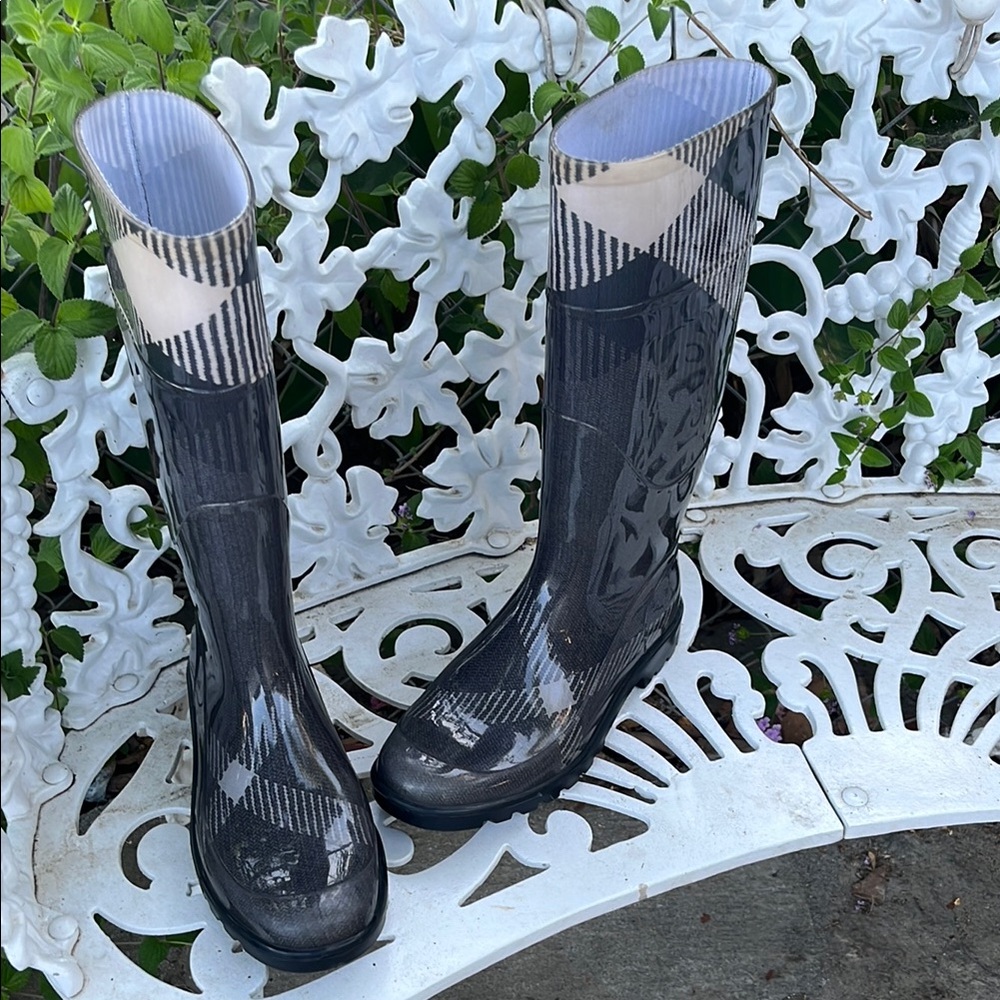 Burberry Black and Gray Winter Rain Boots with Cable Knit Design size 38
